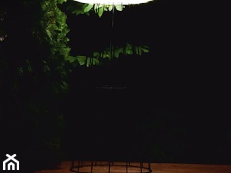 Aranżacje wnętrz - Ogród: Lampa stojąca UFO - Ogrodolandia. Przeglądaj, dodawaj i zapisuj najlepsze zdjęcia, pomysły i inspiracje designerskie. W bazie mamy już prawie milion fotografii!