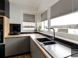 Kuchnia w stylu loft - Mała zamknięta czarna szara z zabudowaną lodówką z nablatowym zlewozmywakiem kuchnia w kształcie litery l z oknem, styl industrialny - zdjęcie od PRACOWNIA PROJEKTOWA KINGA ZDŻALIK