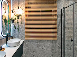 Industrialna łazienka z drewnem i czernią – realizacja