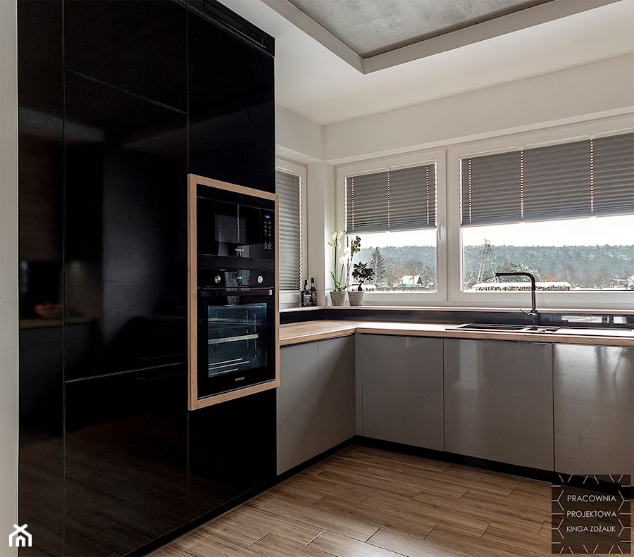 Kuchnia w stylu loft - Średnia zamknięta biała z zabudowaną lodówką z nablatowym zlewozmywakiem kuchnia w kształcie litery l z oknem, styl industrialny - zdjęcie od PRACOWNIA PROJEKTOWA KINGA ZDŻALIK