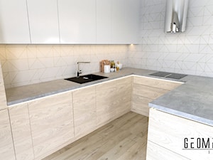 Projekt Salonu - Średnia biała z zabudowaną lodówką z podblatowym zlewozmywakiem kuchnia w kształcie litery u z wyspą lub półwyspem, styl skandynawski - zdjęcie od Geometria Studio