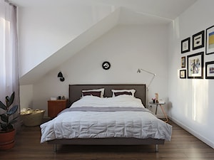 Dom jednorodzinny - Duża biała sypialnia na poddaszu - zdjęcie od Strewberry Field Studio