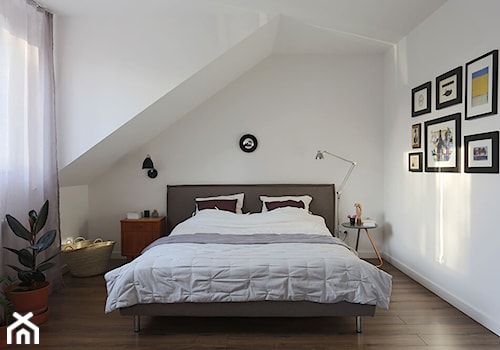 Dom jednorodzinny - Duża biała sypialnia na poddaszu - zdjęcie od Strewberry Field Studio