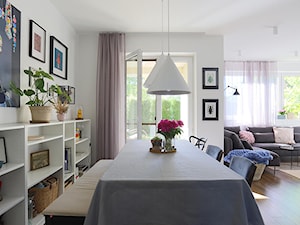 Dom jednorodzinny - Średnia biała jadalnia w salonie - zdjęcie od Strewberry Field Studio