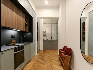 Mieszkanie w kamienicy - Mała zamknięta biała z zabudowaną lodówką kuchnia jednorzędowa, styl vintage - zdjęcie od Strewberry Field Studio