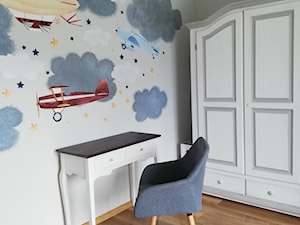 Pokój dla chłopca niebieski z naklejkami ściennymi - samoloty - Pokój dziecka, styl tradycyjny - zdjęcie od PrzerabiAnki
