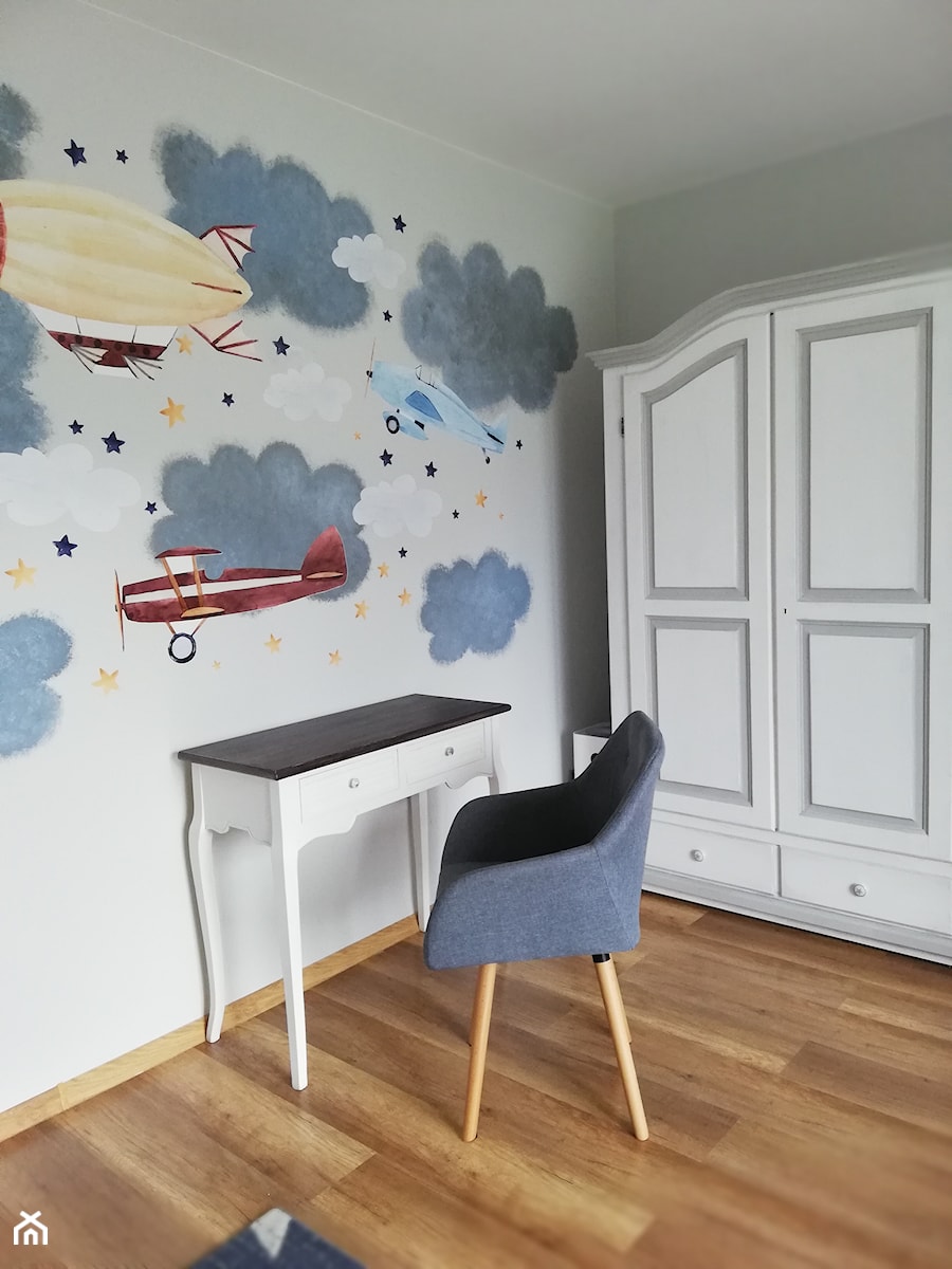 Pokój dla chłopca niebieski z naklejkami ściennymi - samoloty - Pokój dziecka, styl tradycyjny - zdjęcie od PrzerabiAnki