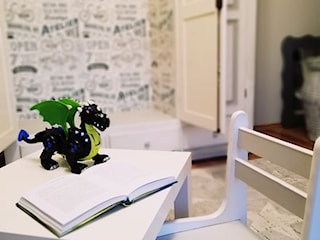 Biało szara szafa w pokoju dziecka - klasyczny model
