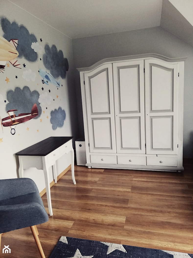 Pokój dla chłopca niebieski z naklejkami ściennymi - samoloty - Pokój dziecka, styl tradycyjny - zdjęcie od PrzerabiAnki - Homebook