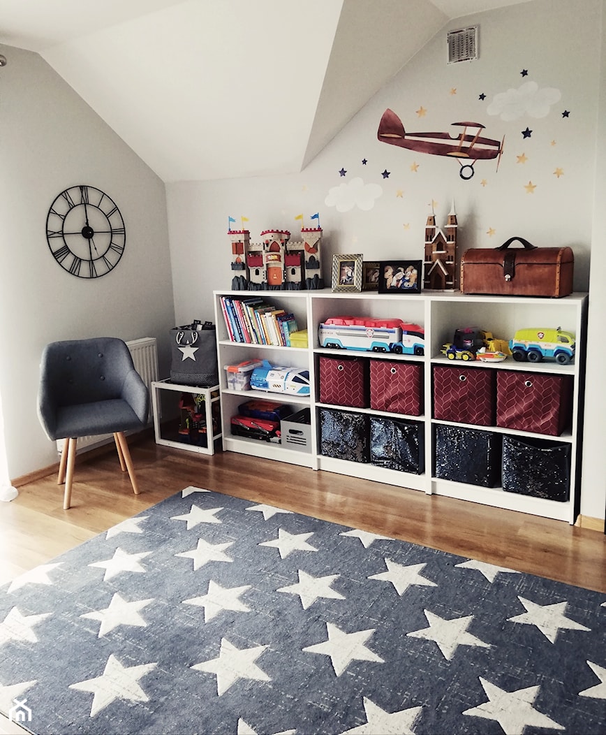 Pokój dla chłopca niebieski z naklejkami ściennymi - samoloty - Pokój dziecka, styl skandynawski - zdjęcie od PrzerabiAnki - Homebook