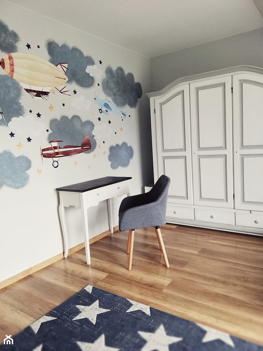 Pokój dla chłopca niebieski z naklejkami ściennymi - samoloty - Pokój dziecka, styl skandynawski - zdjęcie od PrzerabiAnki