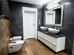 Łazienka w ponadczasowej szarości ocieplonej drewnem - Średnia bez okna z lustrem z dwoma umywalkami łazienka, styl nowoczesny - zdjęcie od Szoka Design Szoka Iwona