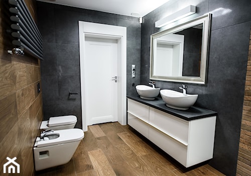Łazienka w ponadczasowej szarości ocieplonej drewnem - Średnia bez okna z lustrem z dwoma umywalkami łazienka, styl nowoczesny - zdjęcie od Szoka Design Szoka Iwona