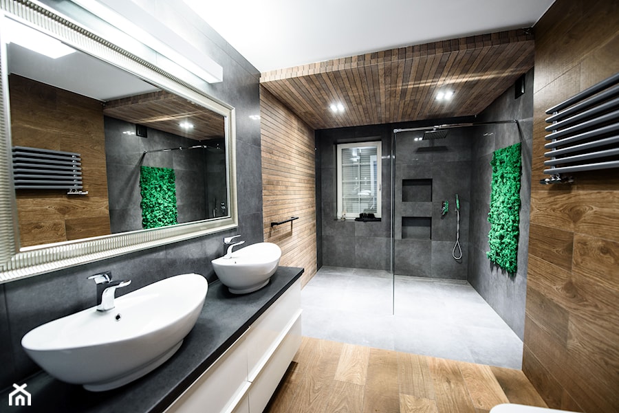 Łazienka w ponadczasowej szarości ocieplonej drewnem - Duża z lustrem z dwoma umywalkami z punktowym oświetleniem łazienka z oknem, styl nowoczesny - zdjęcie od Szoka Design Szoka Iwona