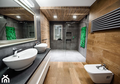 Łazienka w ponadczasowej szarości ocieplonej drewnem - Duża z lustrem z punktowym oświetleniem łazienka z oknem, styl nowoczesny - zdjęcie od Szoka Design Szoka Iwona