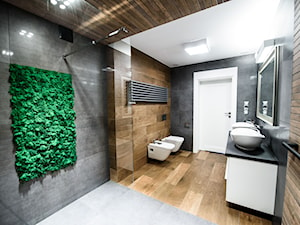 Łazienka w ponadczasowej szarości ocieplonej drewnem - Duża bez okna z lustrem z dwoma umywalkami łazienka, styl nowoczesny - zdjęcie od Szoka Design Szoka Iwona