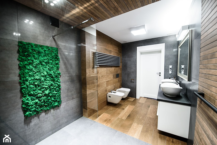 Łazienka w ponadczasowej szarości ocieplonej drewnem - Duża bez okna z lustrem z dwoma umywalkami łazienka, styl nowoczesny - zdjęcie od Szoka Design Szoka Iwona