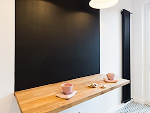 MIESZKANIE - KRAKÓW - GROTTGERA - Mała zamknięta biała czarna kuchnia jednorzędowa z oknem, styl rustykalny - zdjęcie od ARCHITEKTURA WNĘTRZ ALEKSANDRA MICHALAK