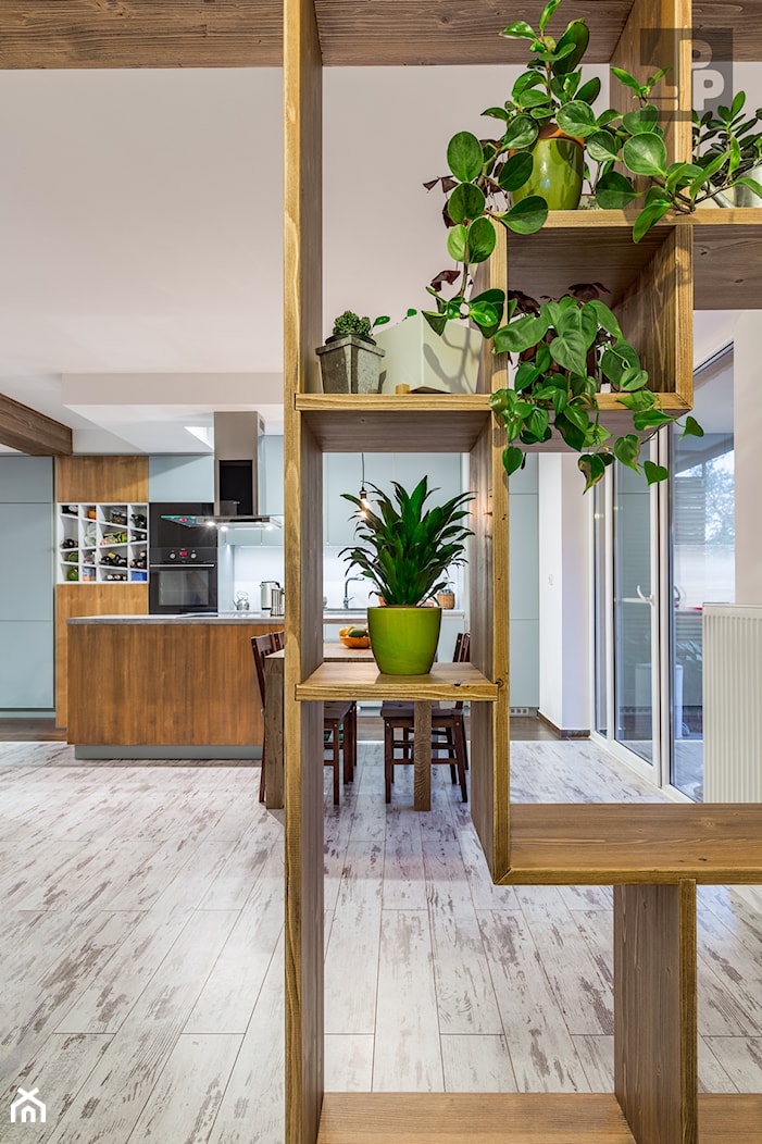 APARTAMENT - KRAKÓW - BULWAROWA - Średnia otwarta z kamiennym blatem biała z zabudowaną lodówką kuchnia jednorzędowa z oknem, styl industrialny - zdjęcie od ARCHITEKTURA WNĘTRZ ALEKSANDRA MICHALAK - Homebook