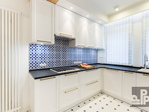 DOM - KRAKÓW - GOETLA - Średnia otwarta z salonem z kamiennym blatem biała niebieska z zabudowaną lodówką z podblatowym zlewozmywakiem kuchnia w kształcie litery u z oknem - zdjęcie od ARCHITEKTURA WNĘTRZ ALEKSANDRA MICHALAK