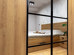 APARTAMENT - KRAKÓW - CZYŻYNY - Średnia biała sypialnia, styl nowoczesny - zdjęcie od ARCHITEKTURA WNĘTRZ ALEKSANDRA MICHALAK