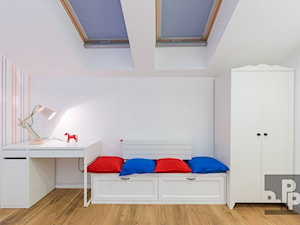 DOM - KRAKÓW - GOETLA - Średni biały czerwony niebieski pokój dziecka dla dziecka dla chłopca - zdjęcie od ARCHITEKTURA WNĘTRZ ALEKSANDRA MICHALAK