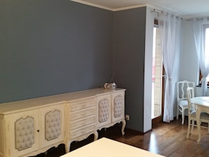 Garnizon Gdnsk - Mały biały czarny salon z jadalnią, styl prowansalski - zdjęcie od TOMMY Construction
