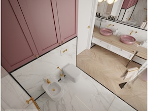 Pudrowo - różowy luksus. - Z dwoma umywalkami z marmurową podłogą łazienka, styl glamour - zdjęcie od Visoo Design