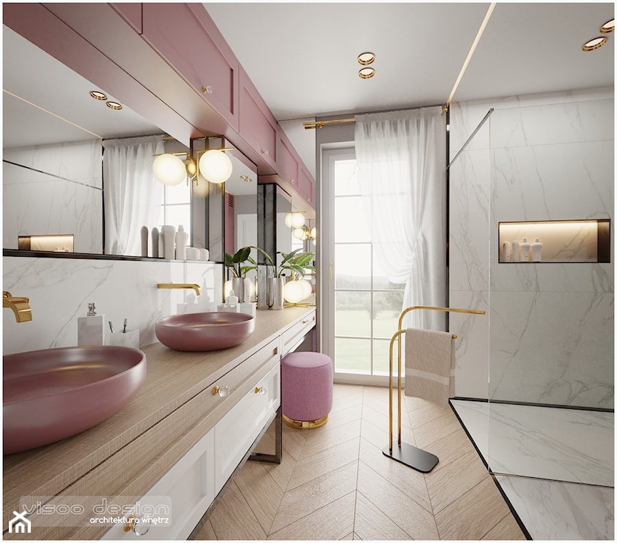 Pudrowo - różowy luksus. - Średnia z lustrem z dwoma umywalkami z punktowym oświetleniem łazienka z oknem, styl glamour - zdjęcie od Visoo Design