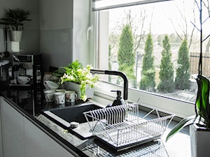 Dom w Płońsku - Mała zamknięta szara z zabudowaną lodówką z lodówką wolnostojącą z nablatowym zlewozmywakiem kuchnia w kształcie litery l, styl nowoczesny - zdjęcie od MONARCHIA DESIGN