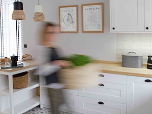 Herberium - Średnia otwarta szara kuchnia w kształcie litery l z oknem, styl skandynawski - zdjęcie od SHOKO.design