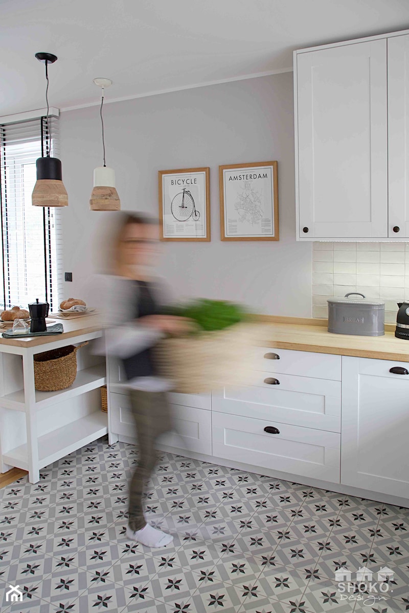 Herberium - Średnia otwarta szara kuchnia w kształcie litery l z oknem, styl skandynawski - zdjęcie od SHOKO.design