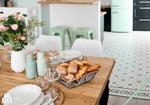 Retro and the mint - Średnia otwarta biała szara kuchnia w kształcie litery g, styl skandynawski - zdjęcie od SHOKO.design