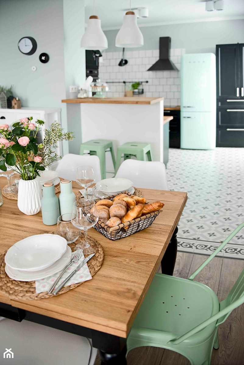 Retro and the mint - Średnia otwarta biała szara kuchnia w kształcie litery g, styl skandynawski - zdjęcie od SHOKO.design