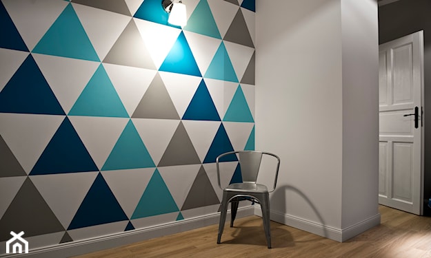 tapeta w niebieskie trójkąty, metalowe krzesło, drewniana podłoga