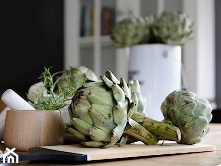 Aranżacje wnętrz - Jadalnia: The Artichoke. - Biała czarna jadalnia, styl skandynawski - SHOKO.design. Przeglądaj, dodawaj i zapisuj najlepsze zdjęcia, pomysły i inspiracje designerskie. W bazie mamy już prawie milion fotografii!