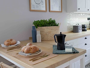 Herberium - Mała otwarta szara z lodówką wolnostojącą kuchnia w kształcie litery l, styl skandynawski - zdjęcie od SHOKO.design