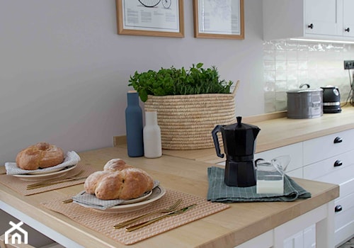 Herberium - Mała otwarta szara z lodówką wolnostojącą kuchnia w kształcie litery l, styl skandynawski - zdjęcie od SHOKO.design