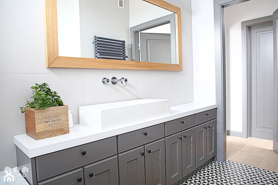 100% organic - Mała na poddaszu bez okna z lustrem łazienka, styl skandynawski - zdjęcie od SHOKO.design