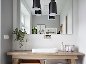 Creme de la creme - Z lustrem z punktowym oświetleniem łazienka z oknem, styl skandynawski - zdjęcie od SHOKO.design