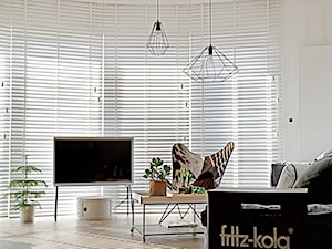 Woody All - Duży biały salon, styl skandynawski - zdjęcie od SHOKO.design