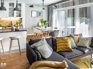 Modern BOHO. - Średnia szara jadalnia w salonie w kuchni, styl skandynawski - zdjęcie od SHOKO.design