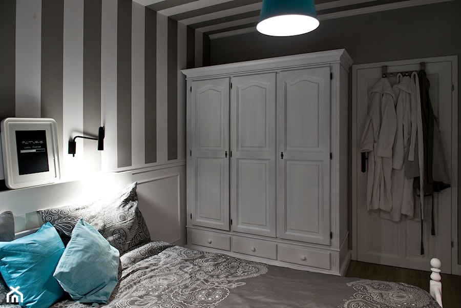 HOLE to another Universe - Średnia biała szara sypialnia, styl nowoczesny - zdjęcie od SHOKO.design
