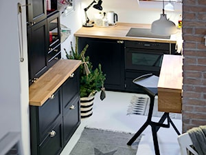 biuro SHOKO.design - Mała otwarta biała z zabudowaną lodówką z lodówką wolnostojącą kuchnia w kształcie litery l z oknem, styl skandynawski - zdjęcie od SHOKO.design