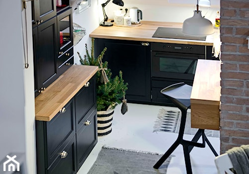 biuro SHOKO.design - Mała otwarta biała z zabudowaną lodówką z lodówką wolnostojącą kuchnia w kształcie litery l z oknem, styl skandynawski - zdjęcie od SHOKO.design