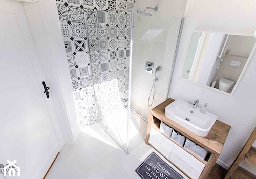 The Artichoke. - Mała na poddaszu bez okna z lustrem łazienka, styl skandynawski - zdjęcie od SHOKO.design