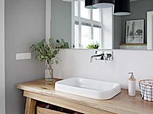 Creme de la creme - Mała na poddaszu z lustrem łazienka z oknem, styl skandynawski - zdjęcie od SHOKO.design
