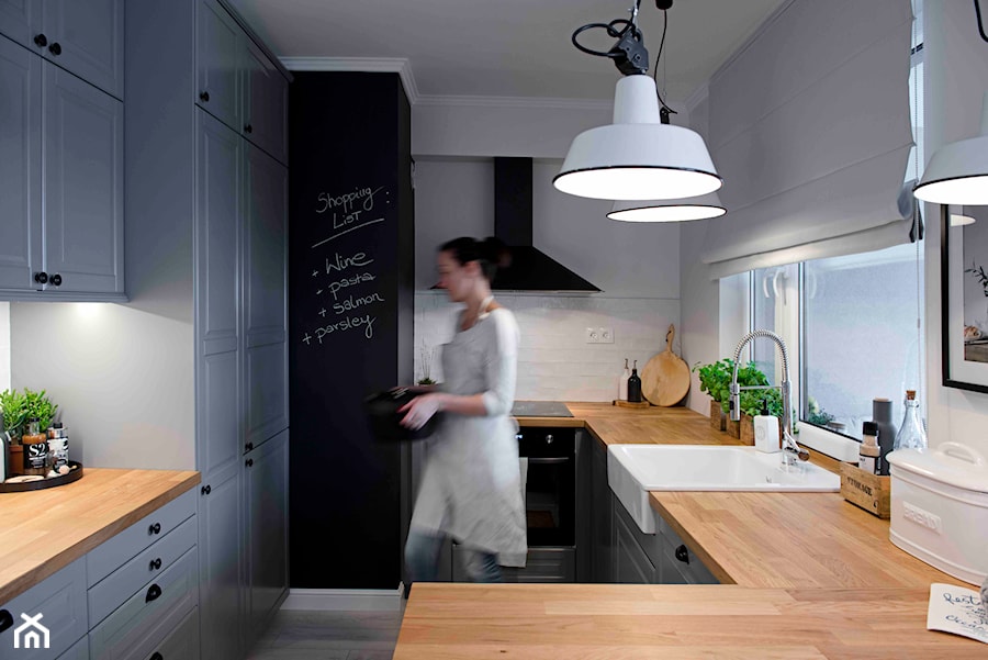 Riviera of blue - Średnia otwarta biała z zabudowaną lodówką z okapem kuchnia w kształcie litery g z oknem, styl skandynawski - zdjęcie od SHOKO.design