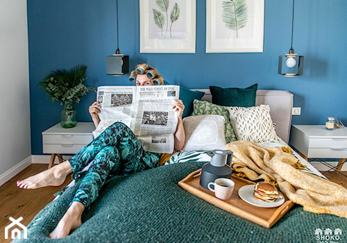 Modern BOHO. - Mała niebieska szara sypialnia, styl skandynawski - zdjęcie od SHOKO.design