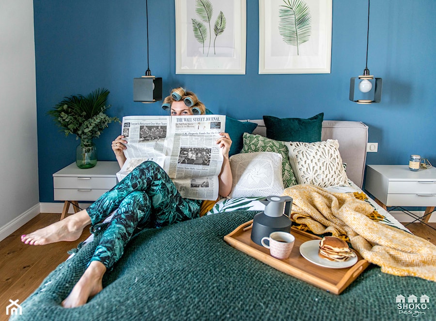 Modern BOHO. - Mała niebieska szara sypialnia, styl skandynawski - zdjęcie od SHOKO.design